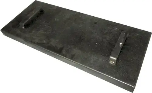 Schwarzes Hitzeschild von Wolf mit zwei seitlichen Griffen, flache rechteckige Form, geeignet für den Einsatz in Heizsystemen.